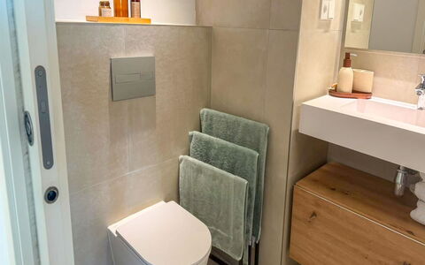 Residencial Áster: Idraulico Fixture, Pavimentazione, Bagno, Interior Design, Pavimento, Gabinetto, Mobiletto Del Bagno, Idraulico, Toilet Seat, Rubinetto