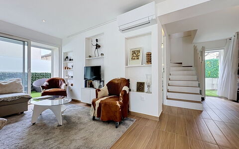 Les Boutons D'Or: Mobilia, Interior Design, Pavimentazione, Pavimento, Parete, Soffitto, Legna, Soggiorno, Camera, Casa