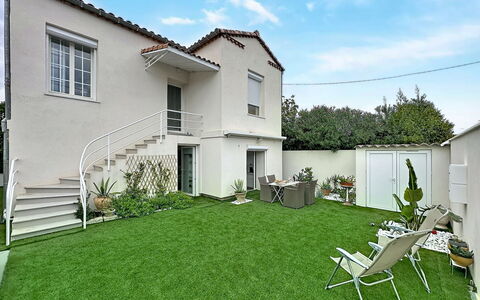 Les Boutons D'Or: Erba, Casa, Zona Residenziale, Casa, Giardino, Prato, Lotto, Backyard, Cortile