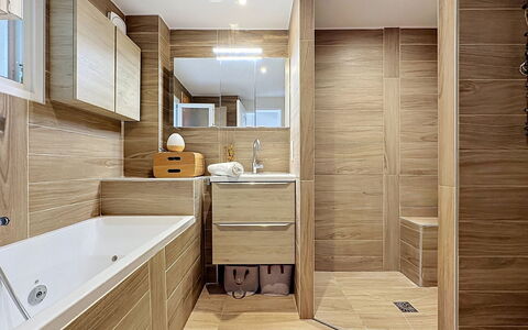 Les Boutons D'Or: Pavimentazione, Interior Design, Pavimento, Parete, Idraulico Fixture, Legna, Mobiletto Del Bagno, Bagno, Lavello, Lavandino Del Bagno