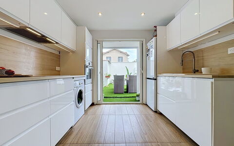 Les Boutons D'Or: Pavimentazione, Interior Design, Elettrodomestico Da Cucina, Apparecchio Major, Pavimento, Cucina, Controsoffitto, Legna, Soffitto, Cabinetry