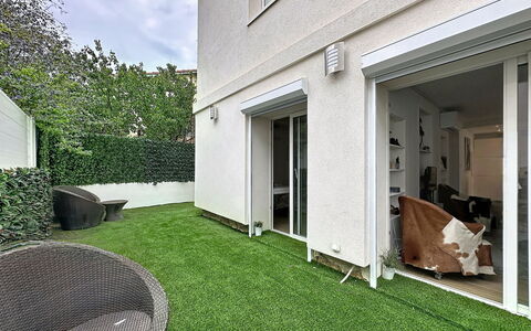 Les Boutons D'Or: Giardino, Casa, Prato, Backyard, Cortile, Erba Sintetica, Landscaping, Cortile, Balcone, Driveway
