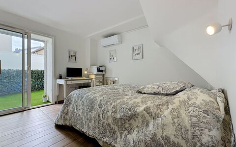 Les Boutons D'Or: Mobilia, Letto, Interior Design, Pavimento, Camera Da Letto, Pavimentazione, Parete, Camera, Legna, Soffitto