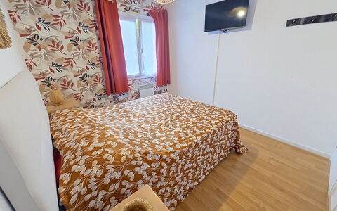 Les Floralies: Interior Design, Parete, Mobilia, Camera Da Letto, Pavimento, Pavimentazione, Legna, Letto, Lenzuolo, Biancheria