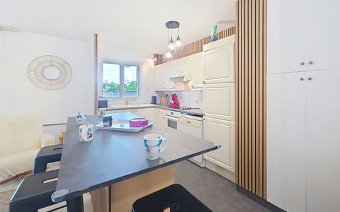 Les Floralies: Mobilia, Interior Design, Cucina, Pavimentazione, Controsoffitto, Legna, Soffitto, Cabinetry, Elettrodomestico Da Cucina, Lampada