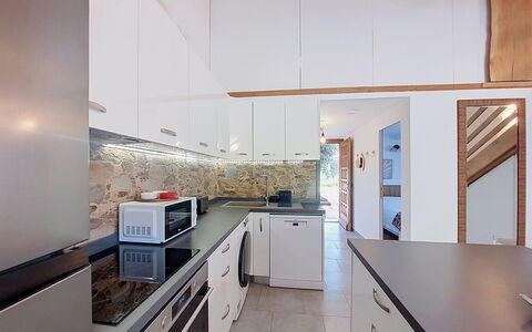 Mini Villa Mare Sole: Cucina, Controsoffitto, Pavimentazione, Elettrodomestico Da Cucina, Interior Design, Pavimento, Apparecchio Major, Soffitto, Cabinetry, Legna