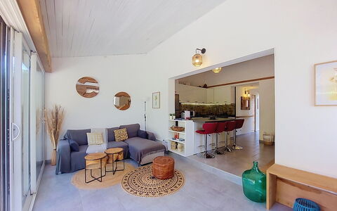 Mini Villa Mare Sole: Mobilia, Interior Design, Pavimentazione, Pavimento, Parete, Divano, Legna, Soffitto, Soggiorno, Camera