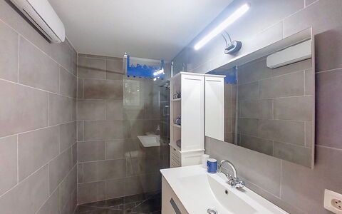 Mini Villa Mare Sole: Pavimentazione, Idraulico Fixture, Pavimento, Bagno, Lavandino Del Bagno, Interior Design, Lavello, Rubinetto, Mobiletto Del Bagno, Idraulico
