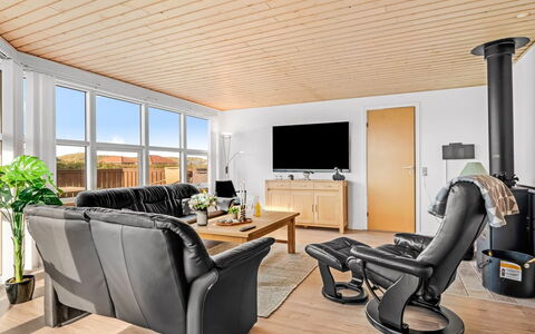 Aarthi - 300M from the Sea: Mobilia, Interior Design, Pavimentazione, Legna, Pavimento, Divano, Soffitto, Sedia, Soggiorno, Tavolo