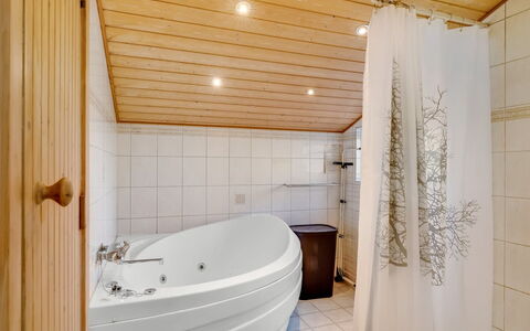 Aarthi - 300M from the Sea: Pavimentazione, Interior Design, Idraulico Fixture, Bagno, Pavimento, Vasca Da Bagno, Legna, Soffitto, Idraulico, Rubinetto
