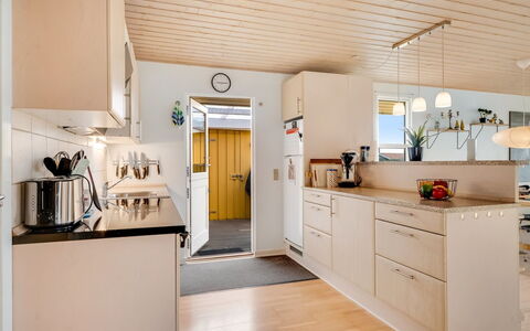 Aarthi - 300M from the Sea: Controsoffitto, Pavimentazione, Cucina, Interior Design, Mobilia, Legna, Cabinetry, Elettrodomestico Da Cucina, Pavimento, Soffitto
