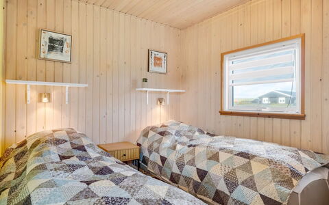 Aarthi - 300M from the Sea: Legna, Camera Da Letto, Soffitto, Pavimento, Interior Design, Pavimentazione, Letto, Casa, Lenzuolo, Camera