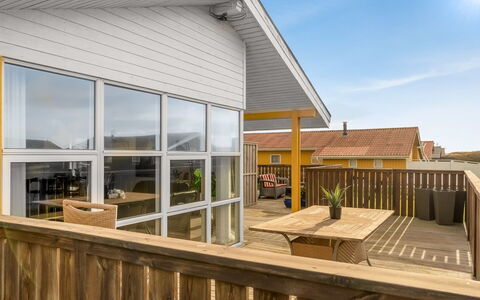 Aarthi - 300M from the Sea: Legna, Architettura, Portico, Materiale Composito, Color Legno, Casa, Latifoglie, Deck, Plank, Balcone