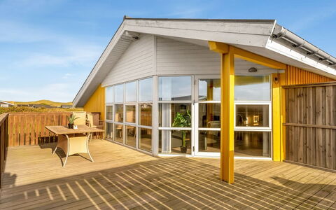 Aarthi - 300M from the Sea: Legna, Architettura, Casa, Porta, Materiale Composito, Portico, Plank, Villetta, Color Legno, Latifoglie