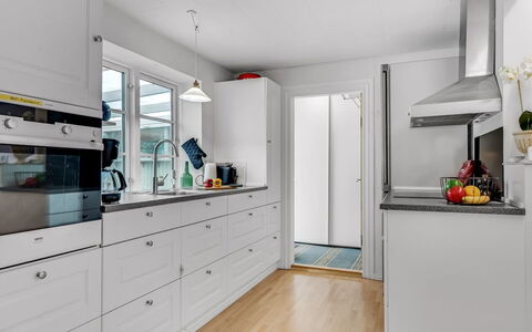 Terese - 200M to the Fjord: Cucina, Elettrodomestico Da Cucina, Cabinetry, Pavimentazione, Controsoffitto, Apparecchio Major, Interior Design, Legna, Pavimento, Elettrodomestico