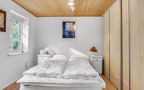 Terese - 200M to the Fjord: Pavimentazione, Interior Design, Pavimento, Mobilia, Legna, Camera Da Letto, Soffitto, Letto, Pavimento In Legno, Camera