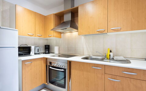 Balandros Sun: Cucina, Controsoffitto, Apparecchio Major, Cabinetry, Elettrodomestico Da Cucina, Legna, Interior Design, Pavimentazione, Mobilia, Pavimento