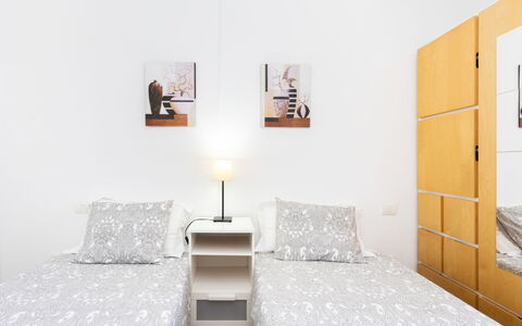 Balandros Sun: Mobilia, Letto, Interior Design, Camera Da Letto, Parete, Pavimentazione, Pavimento, Legna, Camera, Lenzuolo