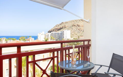 Balandros Sun: Mobilia, Appartamento, Interior Design, Soffitto, Sedia, Soggiorno, Balcone, Cucina & Sala Da Pranzo Tavolo, Color Legno