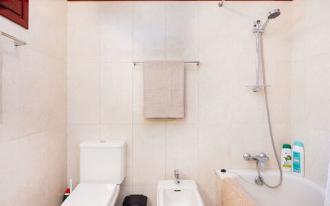 Balandros Sun: Bagno, Idraulico Fixture, Toilet Seat, Gabinetto, Pavimentazione, Lavello, Lavandino Del Bagno, Pavimento, Interior Design, Rubinetto