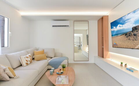 Red Rocks: Parete, Interior Design, Divano, Pavimentazione, Mobilia, Pavimento, Soggiorno, Appartamento, Soffitto, Camera