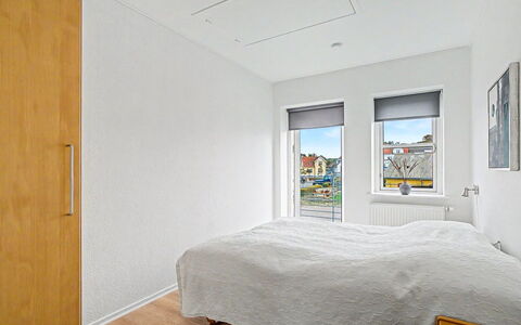 Leefke - 200M from the Sea: Pavimentazione, Pavimento, Legna, Interior Design, Pavimento In Legno, Camera Da Letto, Soffitto, Camera, Letto, Appartamento