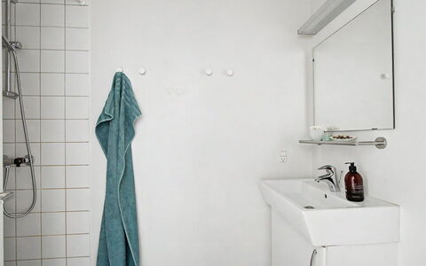 Leefke - 200M from the Sea: Idraulico Fixture, Parete, Bagno, Pavimentazione, Interior Design, Pavimento, Idraulico, Rubinetto, Soffitto, Lavello