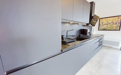 Les Alizés: Cucina, Elettrodomestico Da Cucina, Controsoffitto, Apparecchio Major, Pavimentazione, Interior Design, Cabinetry, Cucina Stufa, Elettrodomestico, Legna