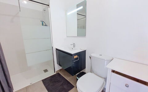 Les Alizés: Toilet Seat, Idraulico Fixture, Pavimentazione, Bagno, Gabinetto, Pavimento, Interior Design, Lavandino Del Bagno, Mobiletto Del Bagno, Lavello
