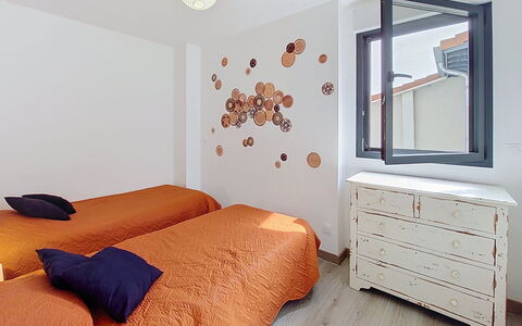 Les Alizés: Letto, Mobilia, Interior Design, Camera Da Letto, Parete, Bedding, Lenzuolo, Pavimentazione, Pavimento, Legna