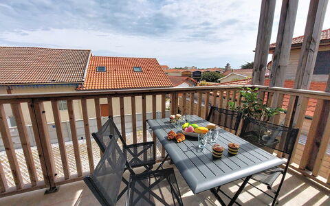 Les Alizés: Legna, Mobilia, Balcone, Deck, Sedia, Tavolo Esterno, Appartamento, Color Legno, Mobili Da Esterno, Latifoglie