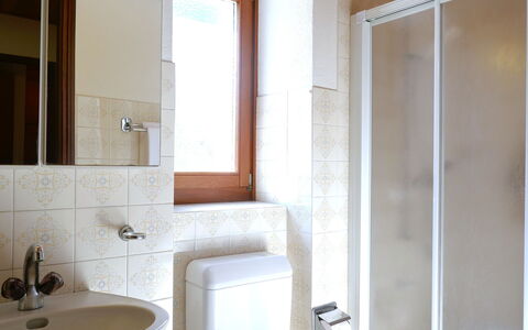 Ca' Angiulin: Lavandino Del Bagno, Parete, Idraulico Fixture, Pavimentazione, Bagno, Interior Design, Pavimento, Lavello, Legna, Rubinetto