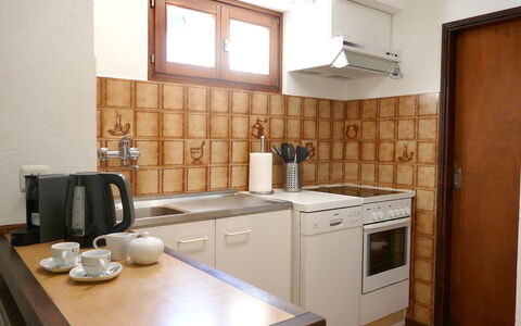 Ca' Angiulin: Cucina, Elettrodomestico Da Cucina, Controsoffitto, Apparecchio Major, Pavimentazione, Legna, Interior Design, Cabinetry, Pavimento, Cucina Stufa