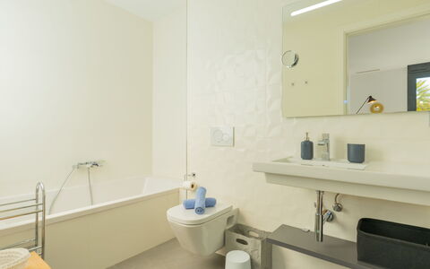Azure: Bagno, Lavandino Del Bagno, Interior Design, Idraulico Fixture, Pavimentazione, Parete, Lavello, Pavimento, Mobiletto Del Bagno, Rubinetto