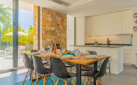 Azure: Mobilia, Interior Design, Pavimentazione, Sedia, Parete, Tavolo, Legna, Pavimento, Cucina & Sala Da Pranzo Tavolo, Sala Da Pranzo