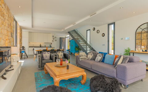 Azure: Interior Design, Mobilia, Divano, Pavimentazione, Legna, Pavimento, Soggiorno, Soffitto, Tavolo, Casa