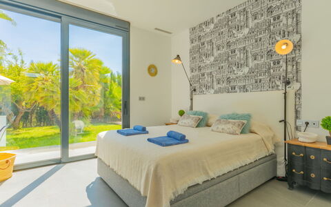 Azure: Mobilia, Interior Design, Letto, Camera Da Letto, Parete, Pavimentazione, Pavimento, Soffitto, Legna, Camera