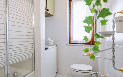 Casa Margia: Bagno, Parete, Idraulico Fixture, Pavimentazione, Interior Design, Pavimento, Gabinetto, Idraulico, Rubinetto, Lavello