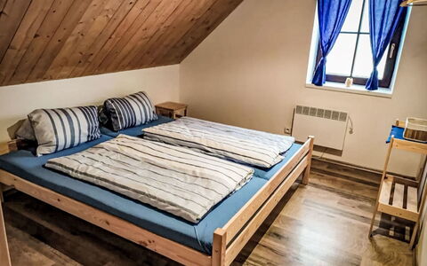 Donut Retreat 1: Legna, Camera Da Letto, Pavimento, Letto, Pavimentazione, Pavimento In Legno, Lenzuolo, Mobilia, Casa, Interior Design