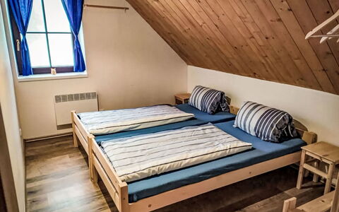 Donut Retreat 1: Legna, Casa, Camera Da Letto, Pavimento, Villetta, Latifoglie, Telaio Del Letto, Letto, Pavimento In Legno, Lenzuolo