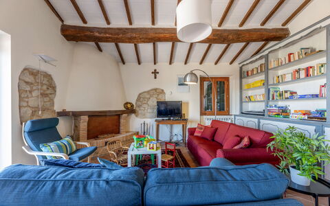 Il Melograno Apartament: Mobilia, Interior Design, Parete, Legna, Divano, Pavimentazione, Camera, Soggiorno, Soffitto, Sedia