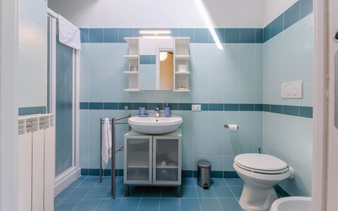 Il Melograno Apartament: Idraulico Fixture, Pavimentazione, Bagno, Interior Design, Pavimento, Lavello, Gabinetto, Idraulico, Piastrella, Rubinetto