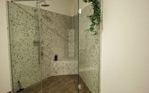 Bergzeit-Stoder: Pavimentazione, Pavimento, Interior Design, Soffione Doccia, Doccia, Idraulico Fixture, Idraulico, Piastrella, Bagno, Doccia Porta