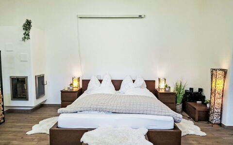 Bergzeit-Stoder: Mobilia, Letto, Interior Design, Camera Da Letto, Pavimentazione, Pavimento, Bedding, Legna, Camera, Lenzuolo