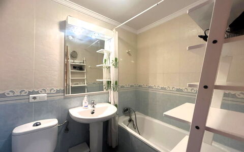 Viñasol: Bagno, Lavandino Del Bagno, Idraulico Fixture, Lavello, Vasca Da Bagno, Interior Design, Pavimentazione, Rubinetto, Gabinetto, Pavimento