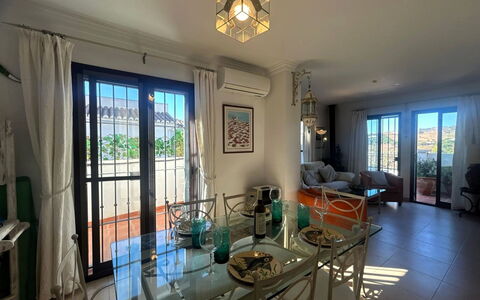 Viñasol: Appartamento, Cucina & Sala Da Pranzo Tavolo, Sedia, Lampada, Sala Da Pranzo, Pianta Della Casa, Balcone
