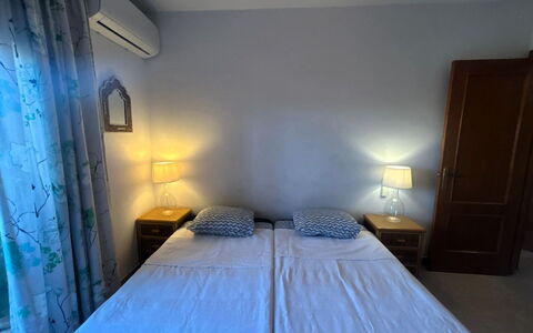 Viñasol: Letto, Camera Da Letto, Mobilia, Lenzuolo, Pavimento, Bedding, Interior Design, Pavimentazione, Biancheria, Telaio Del Letto