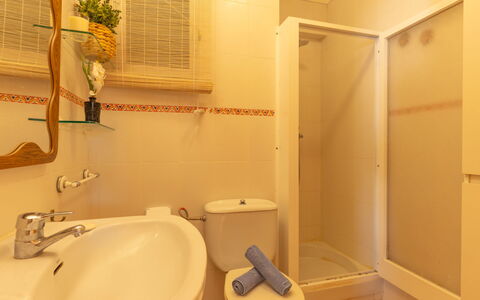 La Naranja: Lavandino Del Bagno, Interior Design, Idraulico Fixture, Parete, Pavimentazione, Pavimento, Legna, Lavello, Bagno, Camera