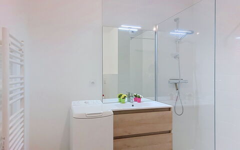 Alp'In: Pavimentazione, Interior Design, Pavimento, Idraulico Fixture, Mobiletto Del Bagno, Bagno, Cabinetry, Idraulico, Rubinetto, Camera