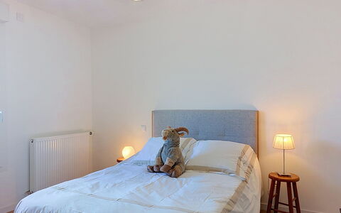 Alp'In: Letto, Mobilia, Bedding, Interior Design, Camera Da Letto, Lenzuolo, Parete, Pavimentazione, Pavimento, Legna